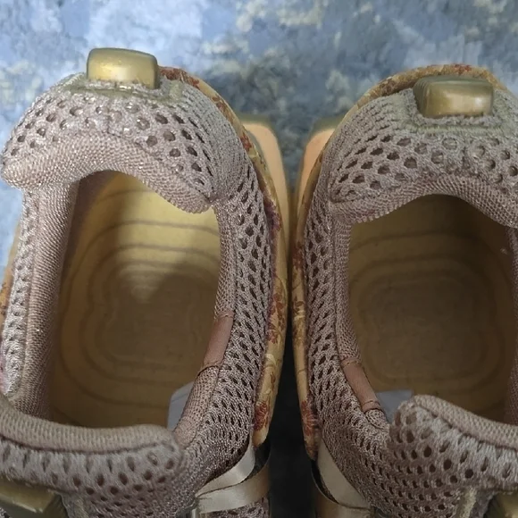 Women's Nike Athletic Shoe Shox Gravity Metallic - Picture 6 of 13